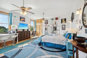 een slaapkamer met een bed en een bureau bij The Starlight Tower Hot Tub Suite with 8-Jet Massage Shower and Amazing Views in Fort Atkinson