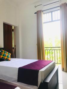 Postel nebo postele na pokoji v ubytování Sri White Villa Airport Boutique Hotel