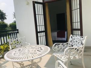 Balkón nebo terasa v ubytování Sri White Villa Airport Boutique Hotel