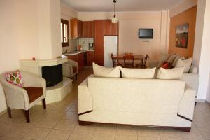 A kitchen or kitchenette at Asterida Villas