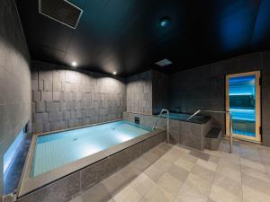 una gran piscina en una habitación con ventana en Minn Gion Sanjo, en Kioto