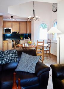 ein Wohnzimmer und eine Küche mit einem Sofa und einem Tisch in der Unterkunft Residenz Ambassador B33 in Leukerbad