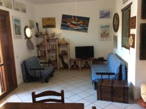un soggiorno con un divano e una TV di Favignana Vacanze a Favignana