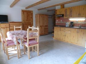 Kuchyň nebo kuchyňský kout v ubytování Apartmány Yellow