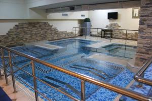 una gran piscina de agua en un edificio en Regardal Hotel, en Almaty