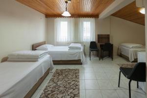 A bed or beds in a room at Gizem Pansiyon