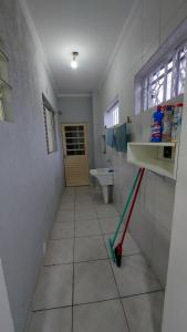 a white bathroom with a sink and a toilet at Casa térrea no centro ideal para famílias e trabalho in Mogi das Cruzes