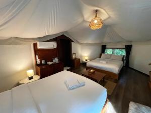 an overhead view of a bedroom with a bed at River tales ริเวอร์เทลส์แก่งกระจาน in Phetchaburi