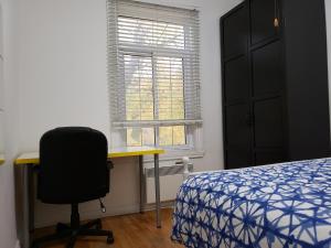 Katil atau katil-katil dalam bilik di Delightful room near Metro Monk station with Self Check-in