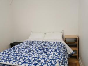 Katil atau katil-katil dalam bilik di Delightful room near Metro Monk station with Self Check-in