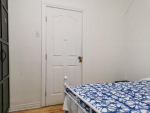 Katil atau katil-katil dalam bilik di Delightful room near Metro Monk station with Self Check-in