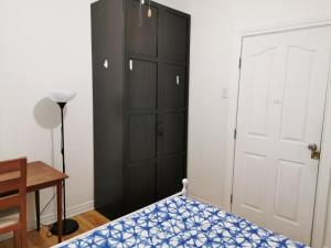 Katil atau katil-katil dalam bilik di Delightful room near Metro Monk station with Self Check-in