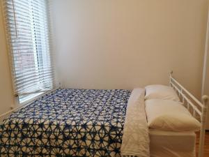 Katil atau katil-katil dalam bilik di Delightful room near Metro Monk station with Self Check-in