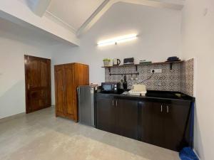 Kuchyň nebo kuchyňský kout v ubytování AC Studio Apartment 500m from Cavelossim Beach-Paz