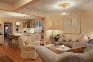 a living room with a couch and a kitchen at Auberge Old Chelsea in Chelsea