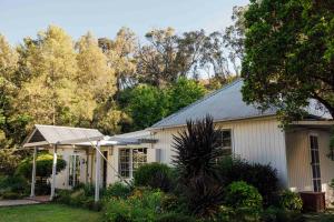 奥兰治Meadowbrook MTB Lodge Orange - Rip on the trails, sip on the wine!的一间白色的房子,有金属屋顶