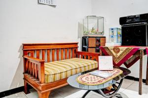pokój z łóżkiem i stołem z wózkiem w obiekcie SPOT ON 93475 Garuda Homestay Syariah w mieście Sukabumi