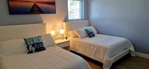 カトラー・ベイにあるHolliday 3-bedroom Private apartment House parking WiFi BBQ GRILL pet-friendlyの小さなベッドルーム(ベッド2台、窓付)