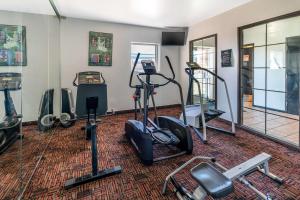 Fitness centrum a/nebo fitness zařízení v ubytování Quality Inn