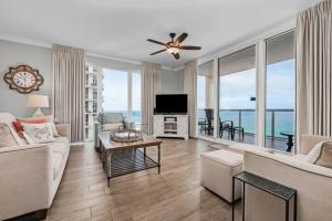 Una sala de estar con vista al mar. en Sabbia Bianca - Beachfront - 3Br,3Ba, en Navarre
