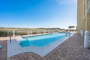 una piscina en medio de un edificio en Sabbia Bianca - Beachfront - 3Br,3Ba, en Navarre