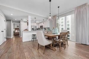Una cocina y un comedor con mesa y sillas. en Sabbia Bianca - Beachfront - 3Br,3Ba, en Navarre