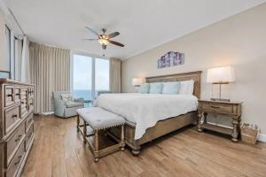 Un dormitorio grande con una cama y una silla. en Sabbia Bianca - Beachfront - 3Br,3Ba, en Navarre 41 fotos más