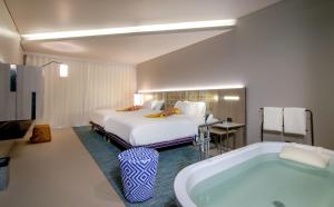 เตียงในห้องที่ Veranda Resort Pattaya - MGallery Collection
