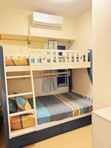 a room with two bunk beds in a room at 马尼拉湾三房公寓 in Manila