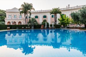 a large swimming pool in front of a building at Villa Irlanda Grand Hotel in Gaeta