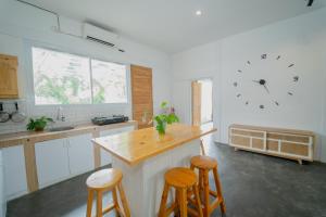 プランバナンにあるVilla Sawah Prambananのキッチン(壁に大きな時計付)