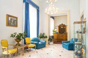 リエーティにあるGrande Albergo Quattro Stagioniのリビングルーム(青い椅子、テーブル付)