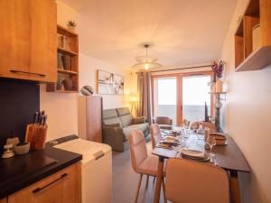 eine Küche und ein Wohnzimmer mit einem Tisch und Stühlen in der Unterkunft Charmant T2 à Valmorel avec parking et casier à ski - FR-1-291-1016 in Valmorel