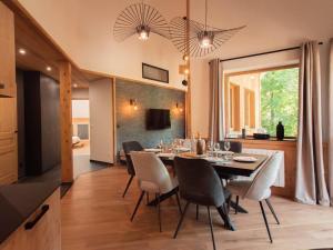 ein Esszimmer mit Tisch und Stühlen in der Unterkunft Bel appartement 5 pièces à Valmorel avec parking, 8 pers. - FR-1-291-1018 in Valmorel