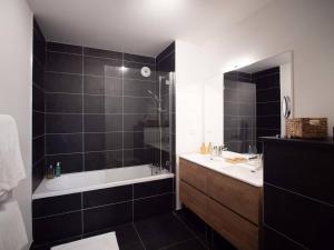 ein Badezimmer mit Badewanne und Waschbecken in der Unterkunft Bel appartement 5 pièces à Valmorel avec parking, 8 pers. - FR-1-291-1018 in Valmorel + 18 Fotos