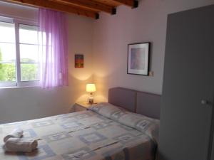 ゲンナジーにあるGennadi Sea Maridina Villaのベッドルーム(ベッド1台、窓付)