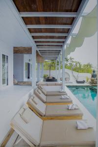 une chambre extérieure avec deux lits et une piscine dans l'établissement The Puncak Private Villa, à Nusa Lembongan