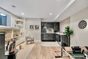 Una cocina o zona de cocina en Luxury Cityscape Retreat with Hot Tub