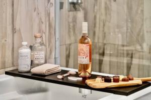 Un baño de Luxury Cityscape Retreat with Hot Tub 51 fotos más