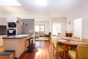 eine Küche und ein Esszimmer mit Tisch und Stühlen in der Unterkunft Directors Cottage Fabulous Local & Peaceful in Fremantle