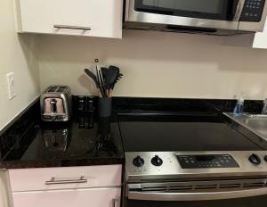 Η κουζίνα ή μικρή κουζίνα στο Charming 2-Bedroom Apartment in Glendale