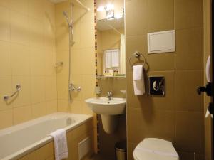 A bathroom at Favorit Hotel