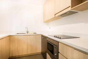 Kuchyň nebo kuchyňský kout v ubytování Emu Walk Apartments