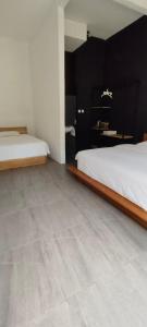 Giường trong phòng chung tại Mercusuar Resort Jepara