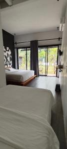 Giường trong phòng chung tại Mercusuar Resort Jepara