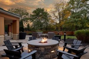 a fire pit in a patio with chairs and tables at Courtyard Philadelphia Plymouth Meeting in Plymouth Meeting