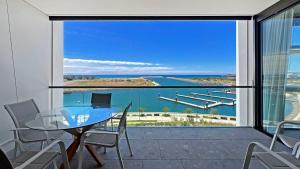 シェルハーバーにあるWaterfront Haven - Memorable Viewsの水辺の景色を望むバルコニー(テーブル、椅子付)