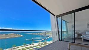 シェルハーバーにあるWaterfront Haven - Memorable Viewsの家のバルコニーからマリーナの景色を望めます。 +32枚の写真
