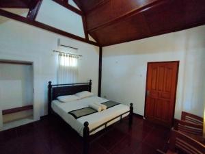 a bedroom with a bed and a wooden ceiling at BackDoorz Bungalow in Gili Trawangan