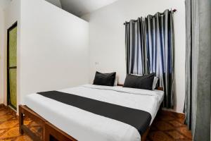 Postel nebo postele na pokoji v ubytování Hotel O Sai Deep Place
